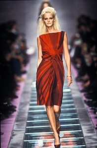 235654885_Versace2000WomenRTW38.thumb.jpg.9e05c52dd0de1c53ab058fd39133cb98.jpg