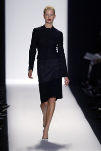 280497731_NarcisoRodriguez2003WomenRTW43.thumb.jpg.fc471acf97cec36f650a1bc52b528e44.jpg