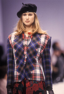 305444465_LauraBiagiotti1993WomenRTW89.thumb.jpg.1a62e22147938cf7e98087373a1aecd5.jpg