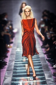 307044344_Versace2000WomenRTW37.thumb.jpg.657c66424476eb4ee38143127717ca44.jpg