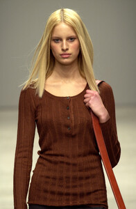 351428411_Prada2001WomenRTW70.thumb.jpg.59a3042bf5eafddee6132675e45ac630.jpg
