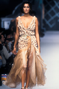 353765362_Chloe1995WomenRTW76.thumb.jpg.64ae7d13fe3aef3cec6b45df8e138cb3.jpg