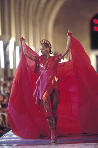 373800038_ChristianDior1999HauteCouture17.thumb.jpg.29ff4911631f53e4e4821febdc891be7.jpg