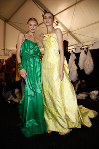 38864890_CarolinaHerreraSpring2012BackstageZmfNzYTtrV6x.thumb.jpg.273aa413763c3af1cbef63a5936a3ade.jpg