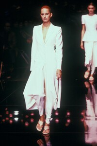 404735323_GianfrancoFerre2002WomenRTW71.thumb.jpg.721758d0220b25d02157350029e2a224.jpg