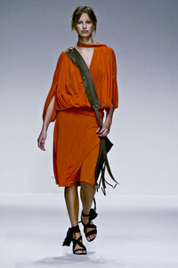 44333972_Byblos2003WomenRTW25.thumb.jpg.55b4953a22ae0d4603f5e44e4e385958.jpg