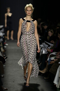 484015166_CarolinaHerrera2004FW16.thumb.jpg.90ab38b0e7a6372d565fa4f9a10dc724.jpg