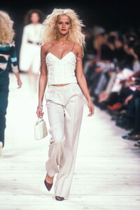 486045407_VersusbyDonatella2000WomenRTW131.thumb.jpg.e638a041bcf3413dc681138f5f649781.jpg