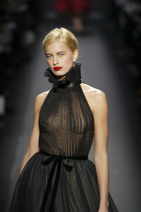 489338325_CarolinaHerrera2003WomenRTW69.thumb.jpg.11e397e50aa80ff320364205a39cd02c.jpg