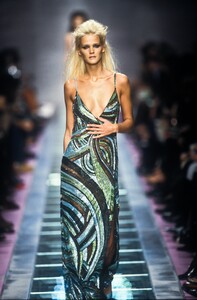 504576333_Versace2000WomenRTW102.thumb.jpg.ba463c5e704e62dbb501529b8213a177.jpg