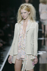 533241295_Moschino2003WomenRTW27.thumb.jpg.078c91c49d42d6c22aa18b485b4e8952.jpg