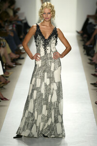 553655477_CarolinaHerrera2004WomenRTW62.thumb.jpg.87160f01a24fd61bcaad78c0045663c5.jpg