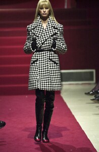 566916887_KarlLagerfeld2001WomenRTW1.thumb.jpg.02908f6853e53960c2a382c836543460.jpg