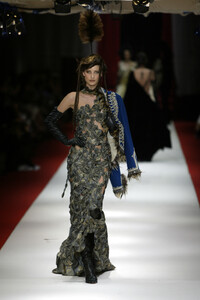 623192932_JeanPaulGaultier2002HauteCouture177.thumb.jpg.d7b820bd6283cbf242573e1f3493fa2e.jpg