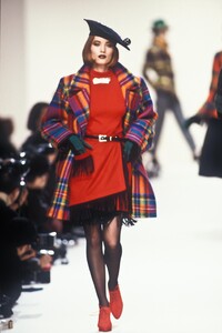 639428056_YvesSaintLaurent1992WomenRTW57.thumb.jpg.cd1286ee1f131741a92d841cbdfb2010.jpg