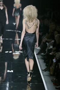 668889351_Moschino2003WomenRTW62.thumb.jpg.2a96dec410752754b678c5221ee735bc.jpg