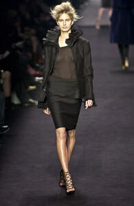671372002_YvesSaintLaurent2002WomenRTW16.thumb.jpg.3a1ec2701f2b7025311c75b653fec620.jpg