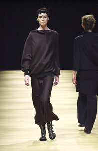 689502521_YohjiYamamoto2001WomenRTW17.thumb.jpg.930283a8c6658447b80eccd058df3e7c.jpg