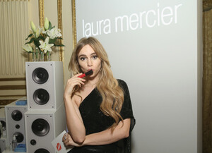 Suki+Waterhouse+Harper+BAZAAR+Celebrates+ICONS+Hqhd71VO5wCx.jpg