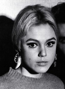 6fd496fbe68e9425a44cc2df56170efe--edie-sedgwick-pixie-hair.jpg