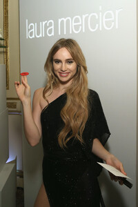 Suki+Waterhouse+Harper+BAZAAR+Celebrates+ICONS+enR9sWAiQ4dx.jpg