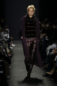 706249371_CarolinaHerrera2004FW13.thumb.jpg.c640e9a986b2d8b02381f01f110f4f58.jpg
