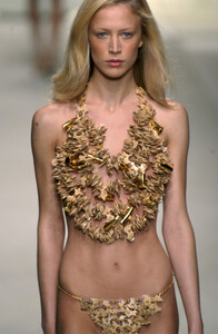 71921388_PacoRabanne2003WomenRTW33.thumb.jpg.d80c34883892b5bf0d94cffed91d204a.jpg