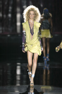 722102712_JustCavalli2004WomenRTWSpring(3).thumb.jpg.ca5bcf217f5ad5f7125f05b369d0e4a4.jpg