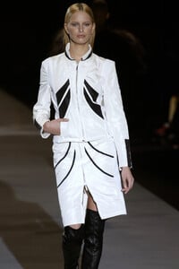732687702_Sportmax2003WomenRTW4.thumb.jpg.a254be68d26bd5e9b9554d0d915750ea.jpg