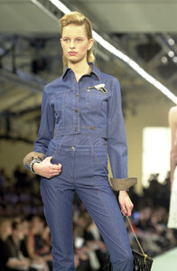 733899249_Chanel2001WomenRTW73.thumb.jpg.1f1c1ac21c254626ee9b5ad0fce3af57.jpg