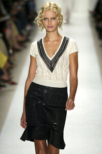 737862891_CarolinaHerrera2004WomenRTW21.thumb.jpg.4b6110f26822bf8dd65073921bd98757.jpg