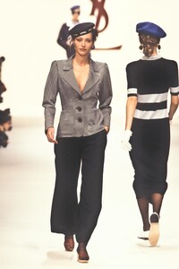 79073411_YvesSaintLaurent1994WomenRTW55.thumb.jpg.33c279ba753945c922e1078590ae671f.jpg