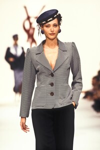 79401842_YvesSaintLaurent1994WomenRTW166.thumb.jpg.c2a1fd6808e65095209858fc4cf5d960.jpg