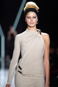 800241831_DonnaKaran2003WomenRTW127.thumb.jpg.6f6b9fd2e1ac24a14cd99b40f2283a45.jpg