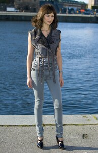 81142459_olga-kurylenko-quanturm-of-solace-photocall-in-stockholm-06.jpg