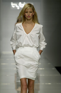 813519143_Byblos2001WomenRTW80.thumb.jpg.dde8165f14cb698ca77994d0fa56a37c.jpg