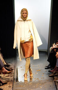 827936716_JeanPaulGaultier2000WomenRTW28.thumb.jpg.1ebd6f49fe7bfd3958259e5e2c9ba923.jpg