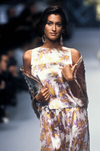 848708825_Chloe1995WomenRTW4.thumb.jpg.c893e0e306020294dde70ae6ade5de57.jpg