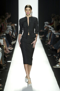 853530408_NarcisoRodriguez2004WomenRTW64.thumb.jpg.d71c3098a26565c483b7733a5e6f05b1.jpg