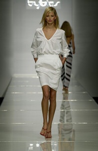 869705743_Byblos2001WomenRTW79.thumb.jpg.4906db82166cabfa3a98d3ed032c8c6b.jpg