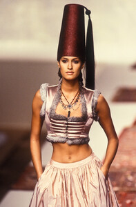885607518_RifatOzbek1994WomenRTW6.thumb.jpg.79d4b12adc615a09dfff6a9686d58933.jpg