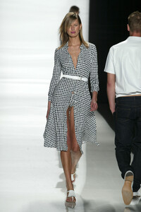 915141223_MichaelKors2003WomenRTW5.thumb.jpg.5777ff26dca06ae1d17d41f4c87e7870.jpg