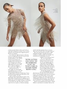 Hello! Fashion Monthly 03.2022-page-006.jpg