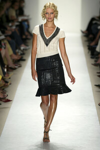 921703696_CarolinaHerrera2004WomenRTW20.thumb.jpg.7d775a1c73ee5de21ca297de07ebc9e3.jpg