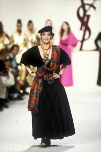 922760524_YvesSaintLaurent1991WomenRTW101.thumb.jpg.0f143918902dd40b04cf7aac949dd5a9.jpg