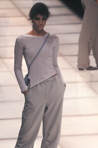 927059221_GiorgioArmani1999WomenRTW20.thumb.jpg.5a0e52aaf6a7e9e315700b5fe2c6ab64.jpg