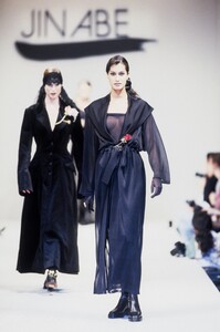 95584735_JinAbe1993WomenRTW16.thumb.jpg.bc533f8b9f570535f84166fe03076f05.jpg
