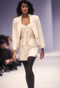 966747542_LauraBiagiotti1993WomenRTW105.thumb.jpg.cee312bac53a150fa08969cde5d4e231.jpg