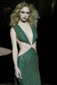 971917976_JustCavalli2004WomenRTW51.thumb.jpg.f1544c09308f4cc75606a067bde07647.jpg