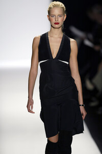 976577931_NarcisoRodriguez2003WomenRTW7.thumb.jpg.f90e12373fda3e1f5d0f1fa19fe32797.jpg
